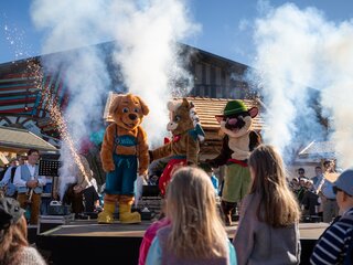 Hofis Maskottchen Eröffnungsfeier am 1. Mai 2026.jpg